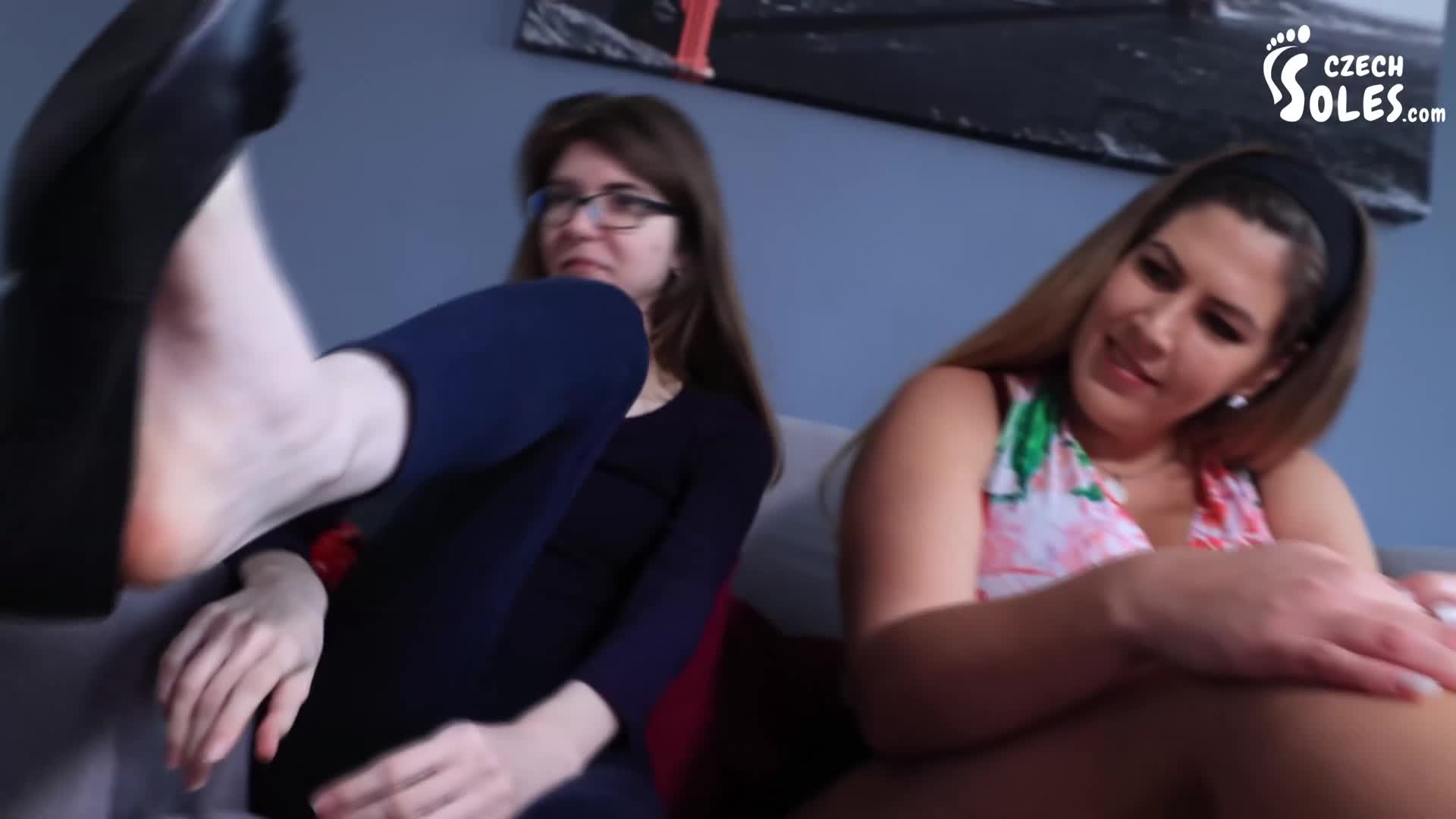 BIG feet compare, who's the biggest feet?